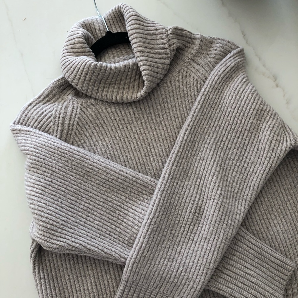 Wilfred Ribbed Turtleneck Sweater in Light Gray